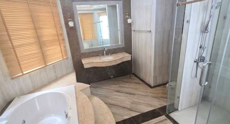 For rent 5 bedrooms house in Bang Kapi, Bangkok