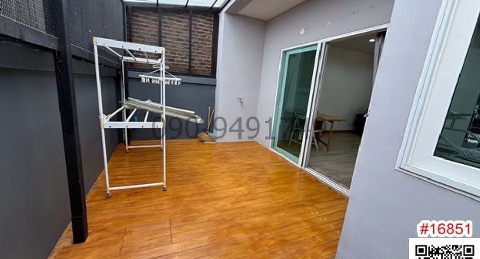 For rent 3 bedrooms townhouse in Suan Luang, Bangkok