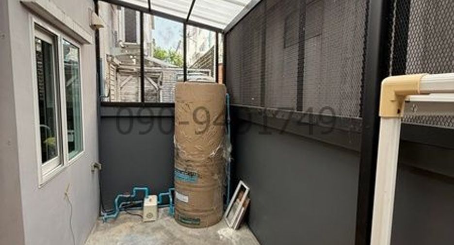 For rent 3 bedrooms townhouse in Suan Luang, Bangkok
