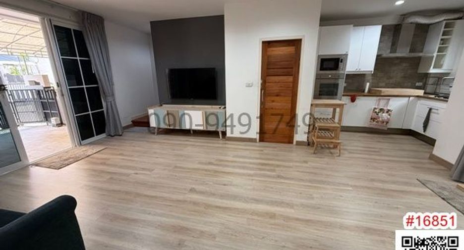 For rent 3 bedrooms townhouse in Suan Luang, Bangkok