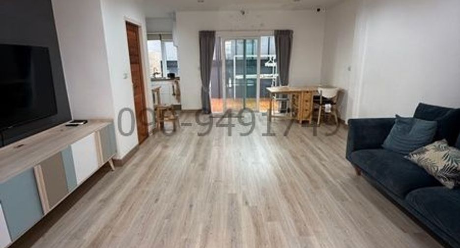 For rent 3 bedrooms townhouse in Suan Luang, Bangkok