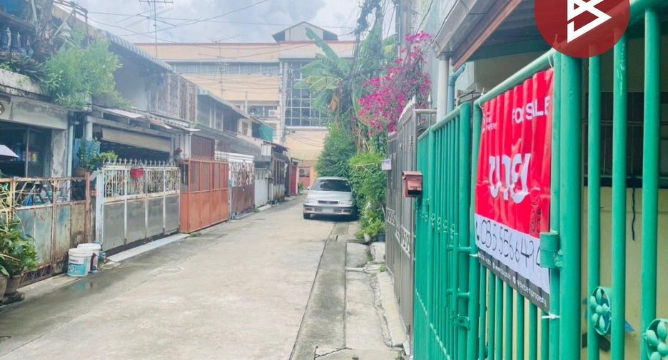 For sale 3 bedrooms townhouse in Phra Khanong, Bangkok