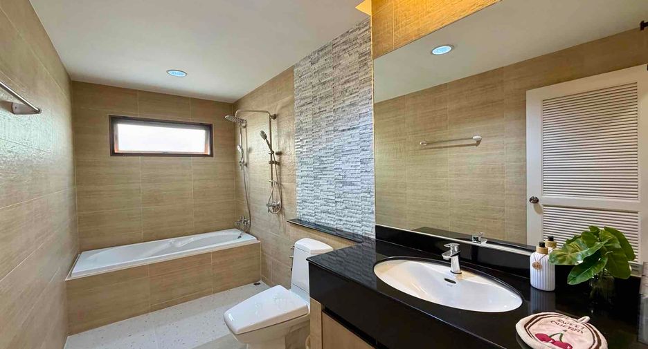 Villa en alquiler de 4 habitaciones en Bang Lamung, Chonburi