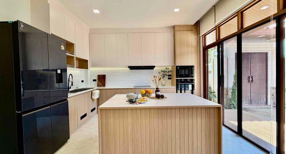 Villa en alquiler de 4 habitaciones en Bang Lamung, Chonburi