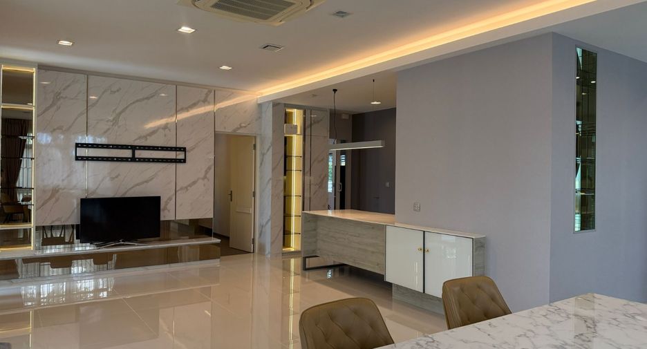 For sale 4 bedrooms house in Lat Krabang, Bangkok