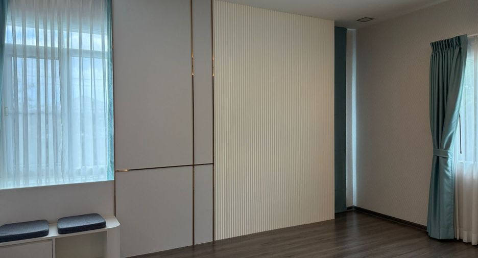 For sale 4 bedrooms house in Lat Krabang, Bangkok