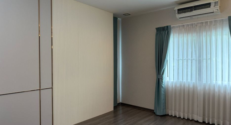 For sale 4 bedrooms house in Lat Krabang, Bangkok