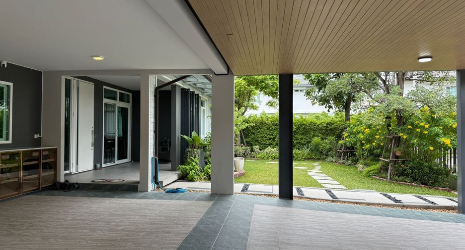 For sale 4 bedrooms house in Lat Krabang, Bangkok