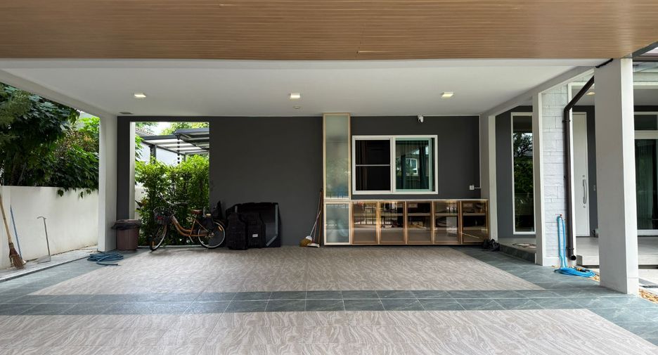 For sale 4 bedrooms house in Lat Krabang, Bangkok