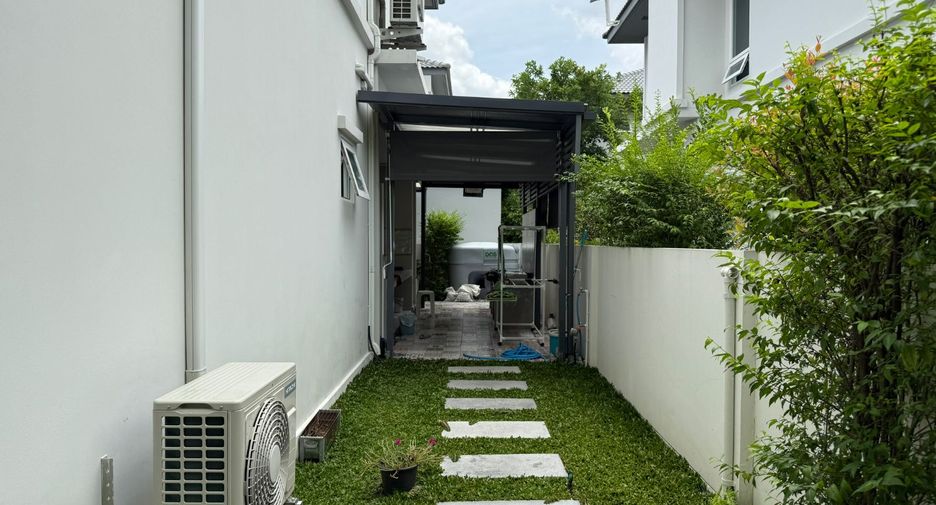For sale 4 bedrooms house in Lat Krabang, Bangkok