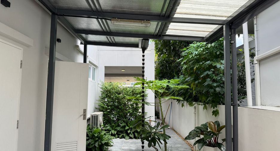For sale 4 bedrooms house in Lat Krabang, Bangkok