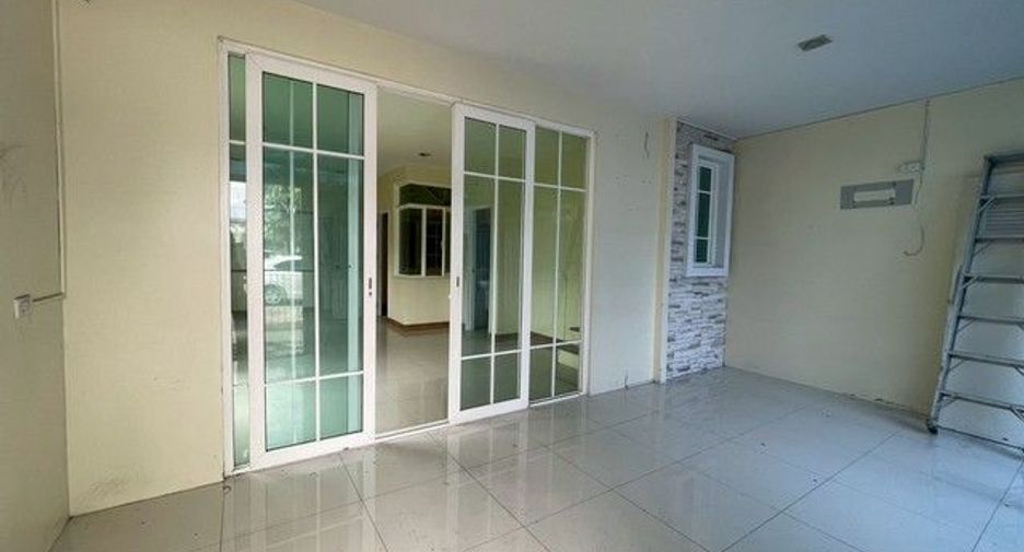For sale 5 ベッドルーム townhouse in Bang Bua Thong, Nonthaburi