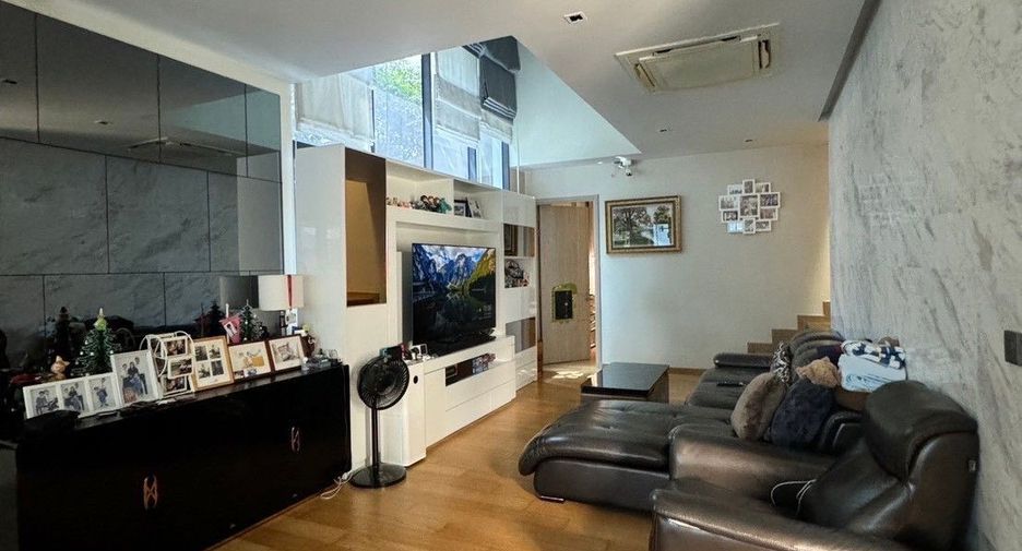 For sale 4 ベッドルーム house in Huai Khwang, Bangkok