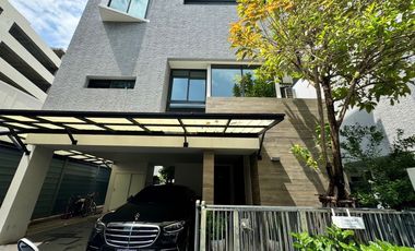 For sale 4 bedrooms house in Huai Khwang, Bangkok