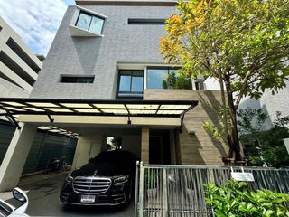 For sale 4 bedrooms house in Huai Khwang, Bangkok