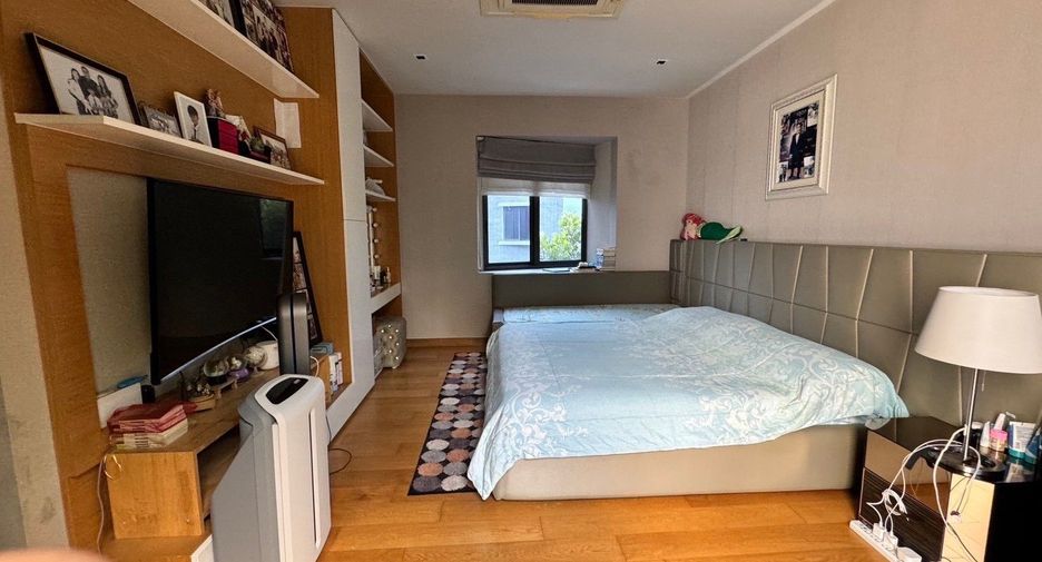 For sale 4 ベッドルーム house in Huai Khwang, Bangkok