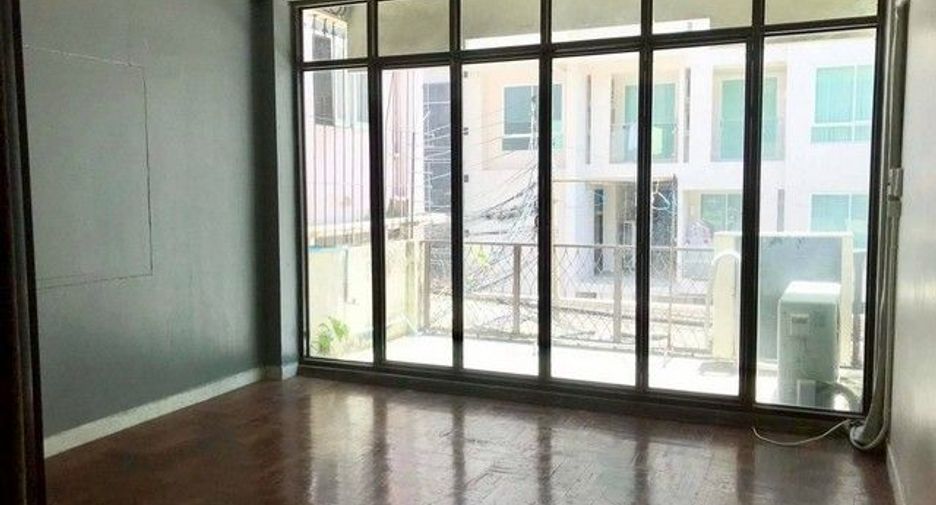 For rent 5 bedrooms retail Space in Bang Rak, Bangkok