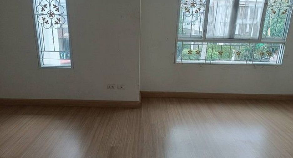 Casa adosada en venta de 3 habitaciones en Bang Sao Thong, Samut Prakan