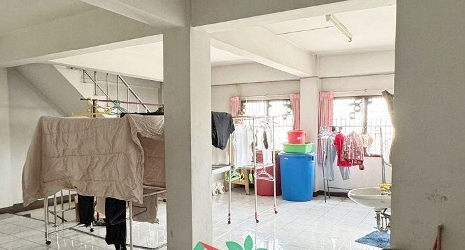 For sale 10 bedrooms retail Space in Sam Phran, Nakhon Pathom