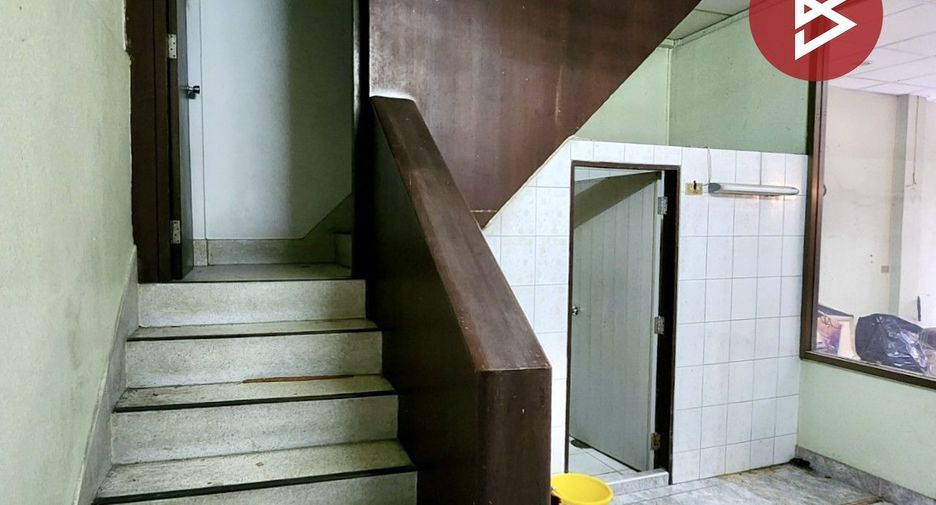 For sale 3 bedrooms retail Space in Watthana, Bangkok
