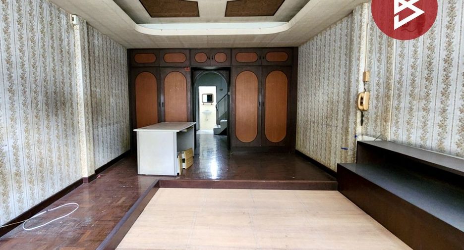 For sale 3 bedrooms retail Space in Watthana, Bangkok
