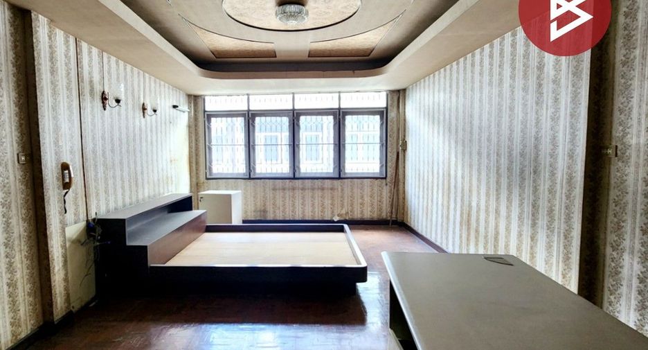 For sale 3 bedrooms retail Space in Watthana, Bangkok