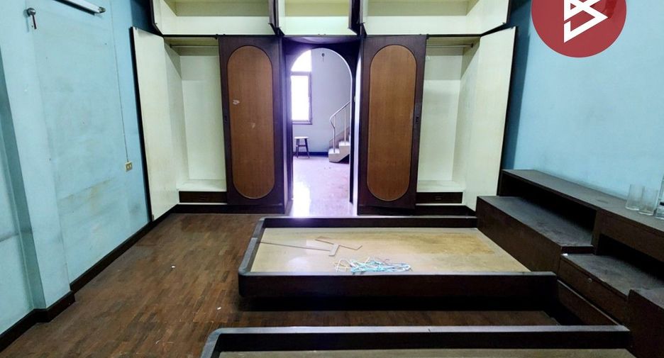 For sale 3 bedrooms retail Space in Watthana, Bangkok