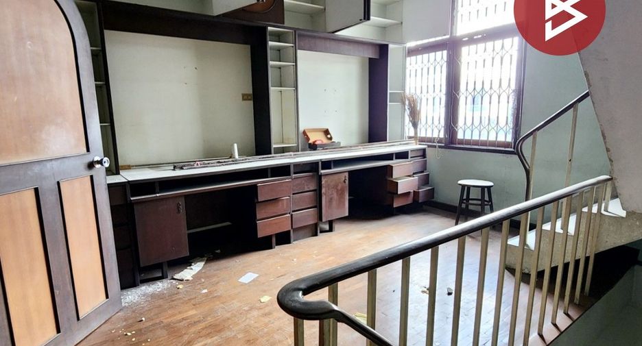 For sale 3 bedrooms retail Space in Watthana, Bangkok