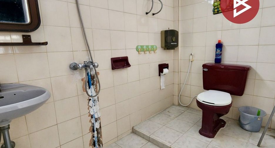 For sale 3 bedrooms retail Space in Watthana, Bangkok