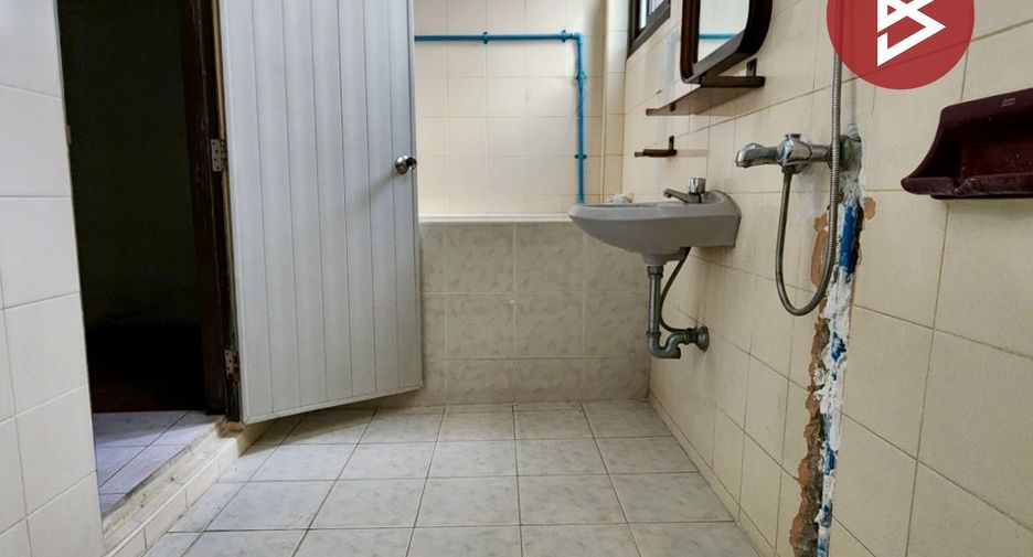 For sale 3 bedrooms retail Space in Watthana, Bangkok