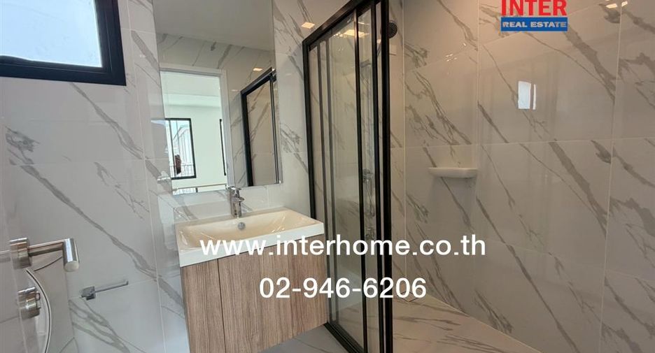Casa adosada en venta de 3 habitaciones en Bang Khae, Bangkok