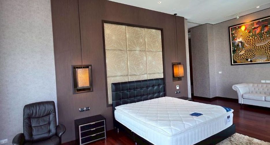For rent 4 bedrooms condo in Watthana, Bangkok