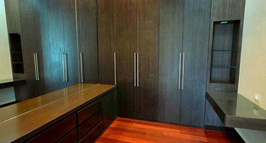 For rent 4 bedrooms condo in Watthana, Bangkok