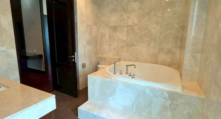 For rent 4 bedrooms condo in Watthana, Bangkok
