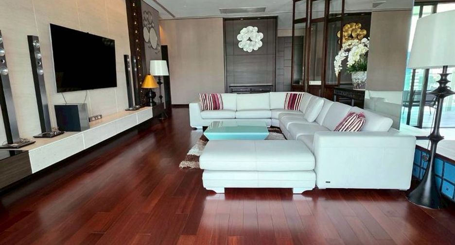 For rent 4 bedrooms condo in Watthana, Bangkok