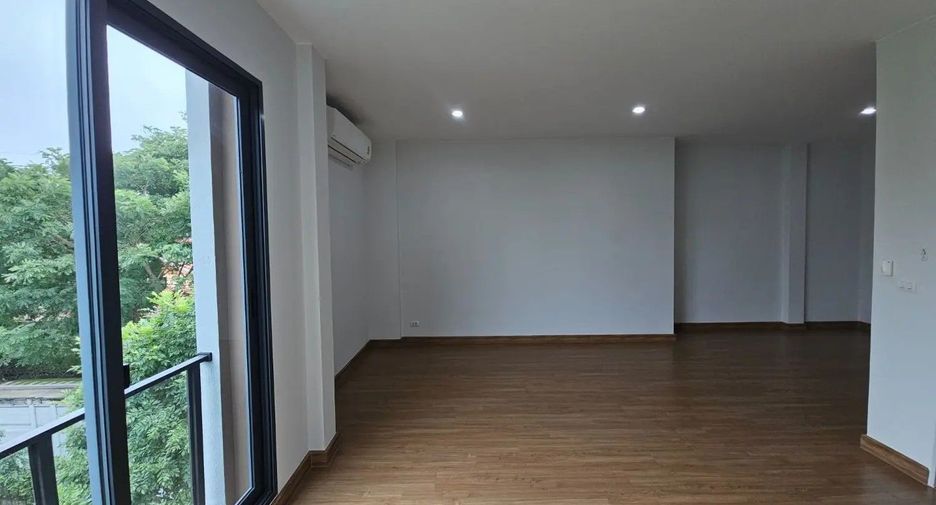 À vendre 3 chambres maison de ville à Bang Khen, Bangkok