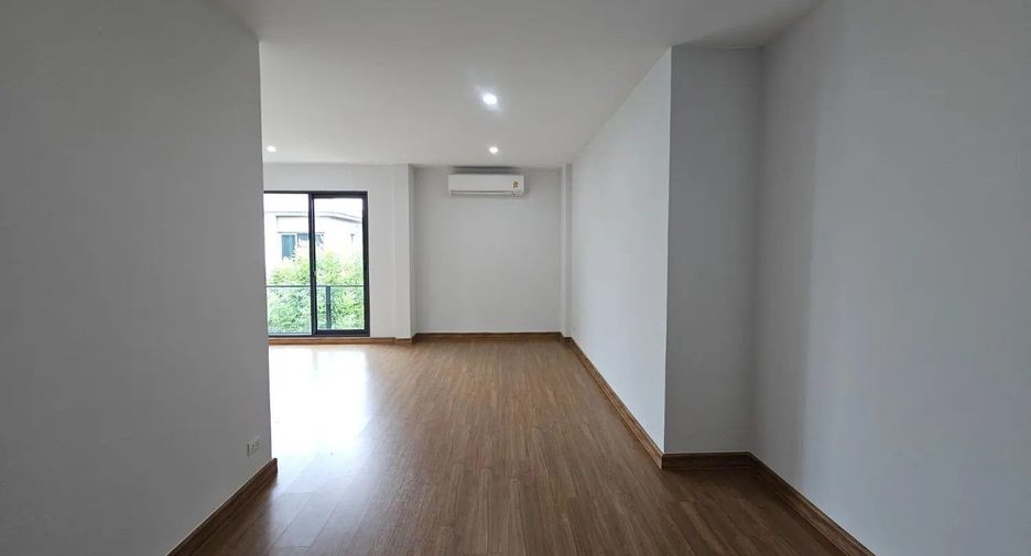 À vendre 3 chambres maison de ville à Bang Khen, Bangkok