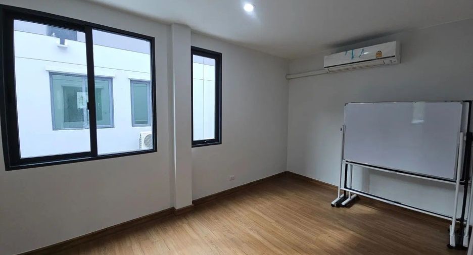 À vendre 3 chambres maison de ville à Bang Khen, Bangkok
