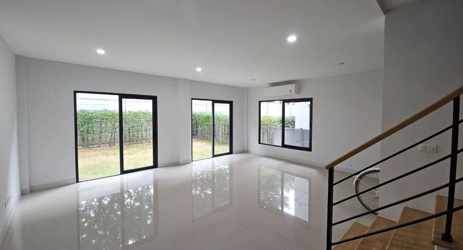 À vendre 3 chambres maison de ville à Bang Khen, Bangkok