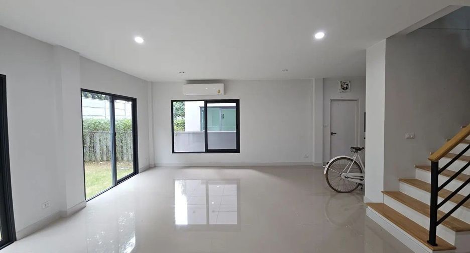 À vendre 3 chambres maison de ville à Bang Khen, Bangkok