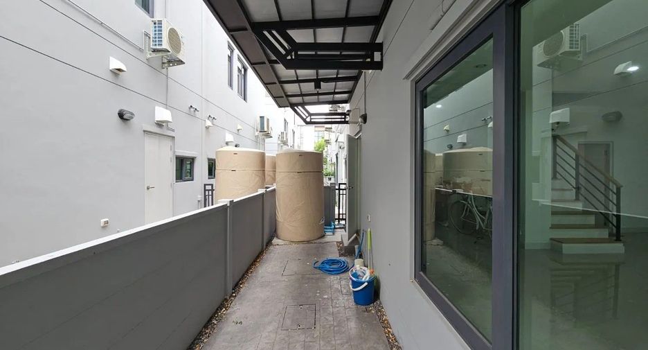 À vendre 3 chambres maison de ville à Bang Khen, Bangkok