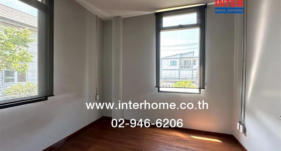 For sale 3 bedrooms house in Wang Thonglang, Bangkok