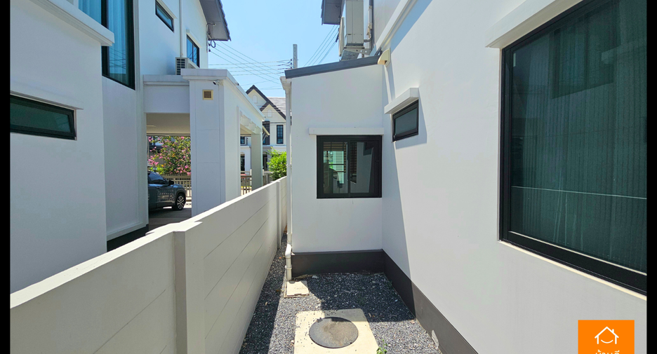 For sale 4 bedrooms house in Khlong Sam Wa, Bangkok