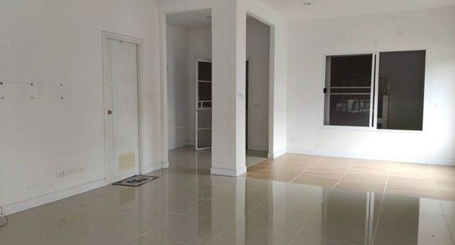 Casa adosada en venta de 3 habitaciones en Mueang Pathum Thani, Pathum Thani