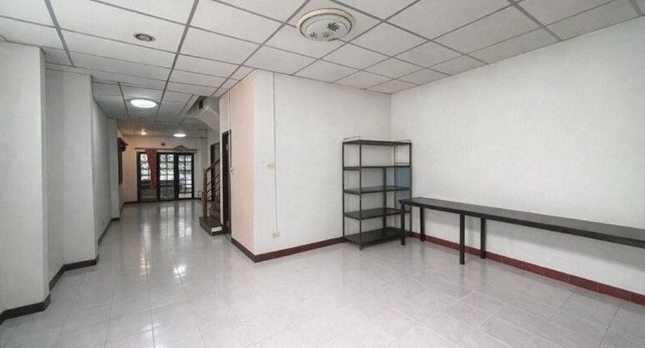 For rent 2 bedrooms townhouse in Lat Phrao, Bangkok