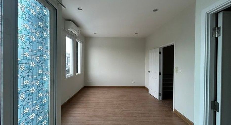 Casa adosada en venta de 3 habitaciones en Bang Yai, Nonthaburi