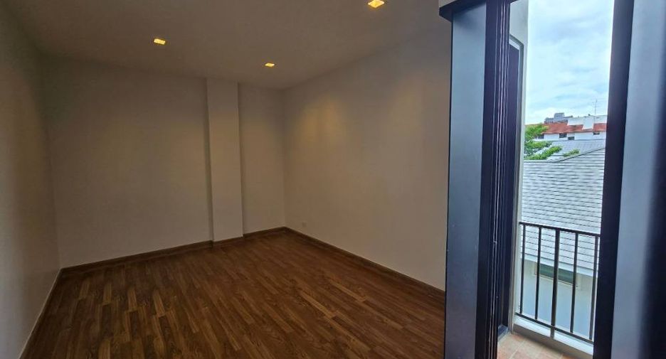 For rent 7 bedrooms office in Wang Thonglang, Bangkok