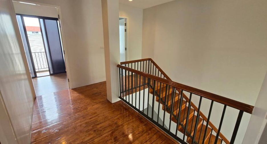 For rent 7 bedrooms office in Wang Thonglang, Bangkok