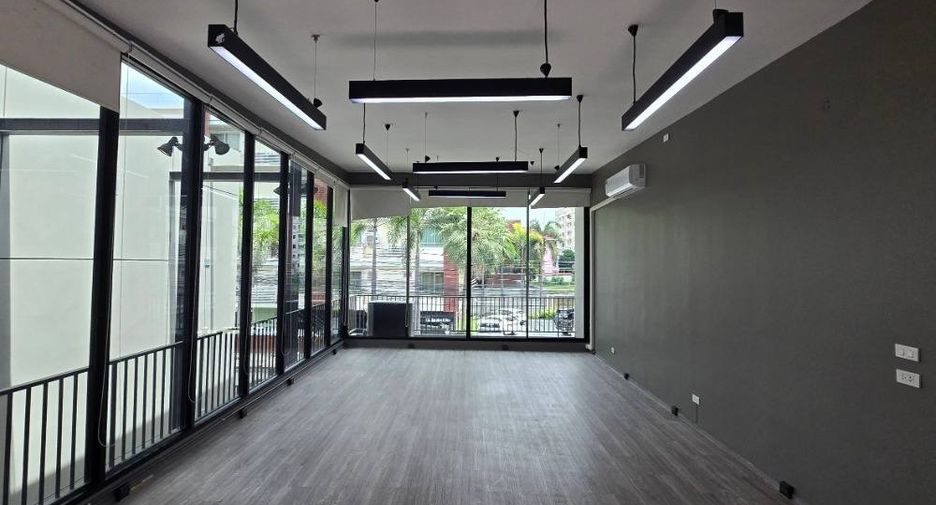 For rent 7 bedrooms office in Wang Thonglang, Bangkok
