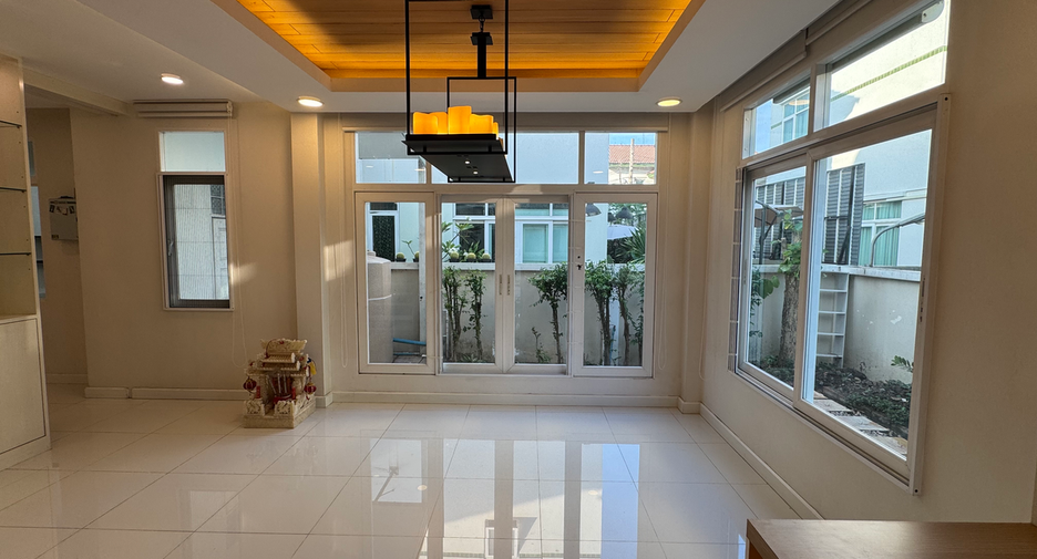 For rent 4 bedrooms house in Lat Phrao, Bangkok